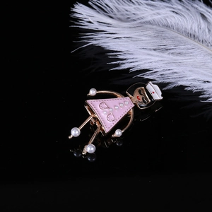 Dettaglio della spilla infermiera con smalto rosa, perle e placcatura in oro