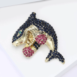 Broche dauphin requin mode avec strass roses et bleus sur une base dorée