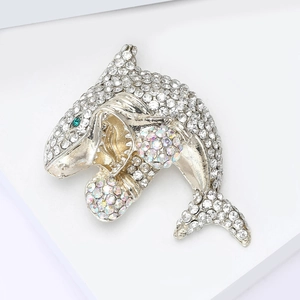 Détail macro de la broche requin en argent avec cristaux scintillants et oeil émeraude