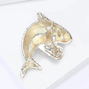 Broche en forme de requin avec diamants et détails sur le fermoir arrière en métal