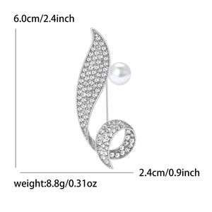 Zilveren bladvormige broche met strass en parel, maat 6,0 cm bij 2,4 cm