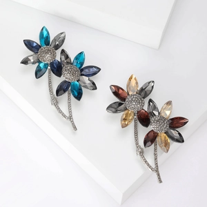 Elegant Alloy Crystal Flower Brooch For Women Shiny Rhinestone Floral Pin For Coat Suit Scarf Fashion Elegant Jewelry Gift