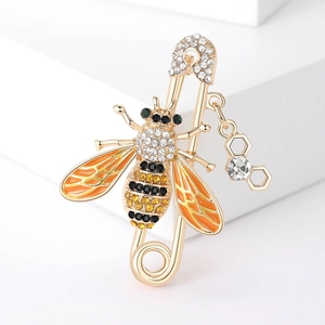 Broche abeille chic avec cristaux étincelants et pendentif alvéole sur base dorée