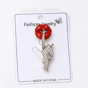 Spilla creativa labbra rosse con gesto SHH scintillante fissata su carta di vendita