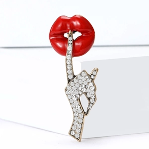 Elegante spilla con labbra rosse e mano di strass con finitura dorata per abiti