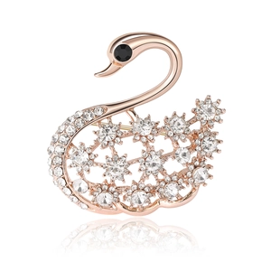 Broche cygne élégante en finition or rose avec œil en cristal noir et détails d'ailes étincelants