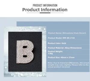Vue détaillée de la broche lettre B dorée avec strass et dimensions du produit