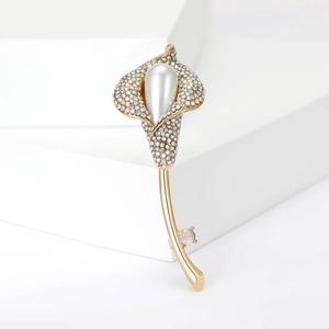 Broche calla élégante avec cristaux scintillants et perle blanche en goutte d'eau