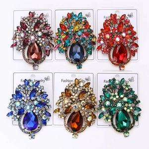 Vue macro de broches vintage de luxe en alliage avec strass colorés et cristaux en goutte