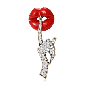 Spilla Creativa a Forma di Labbra Rosse con Gesto del Silenzio per Donna Lega Strass Smalto Pin Dito Gioielli di Moda
