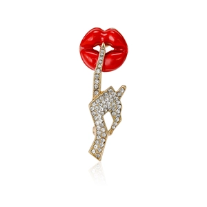 Spilla creativa a forma di labbra rosse e gesto in lega dorata con strass scintillanti
