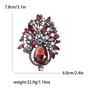 Détails des dimensions de la broche vintage en cristal mesurant 7,8cm par 6,0cm et 32,9g