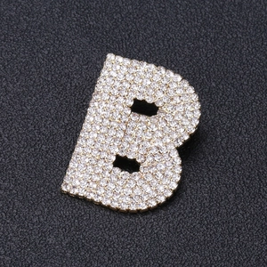 Élégante Broche en Alliage de Strass Lettre B pour Femmes Or Design Simple Alphabet Bijoux de Mode Accessoire