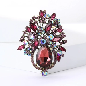 Vue détaillée de la broche vintage en cristal avec gemme rouge et alliage de bronze