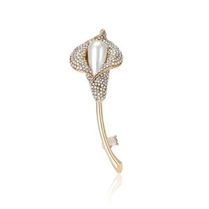 Broche élégante en forme d'arum doré avec strass colorés et perle pendante