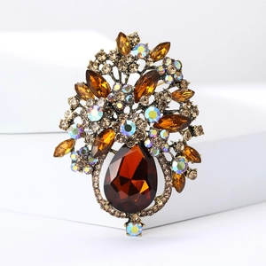 Vue détaillée d'une broche vintage de luxe avec cristaux ambrés et monture en bronze
