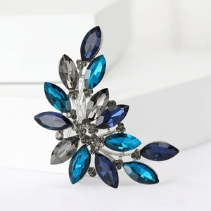 Vintage Alloy Leaf Brooch For Women Luxury Rhinestone Crystal Inlaid Elegant Lapel Pin For Coat Suit Dress Fashion Jewelry Accessory