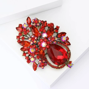 Broche vintage de luxe avec cristaux rouges et strass en forme de poire dorée