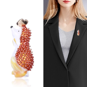 Broche hérisson en émail blanc avec pointes orange et cœur doré pour vestes femme