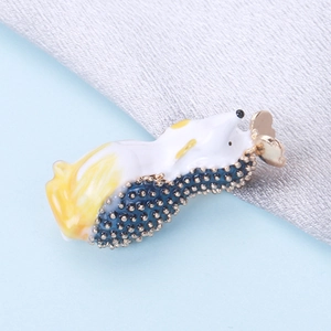 Broche ours polaire mignonne en émail avec accents blancs et jaunes sur fond bleu