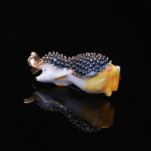 Détail de la broche hérisson en émail avec finitions dorées et textures bleues riches
