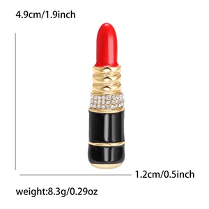 Broche en forme de rouge à lèvres avec détails en émail et strass brillants micro-incrustés