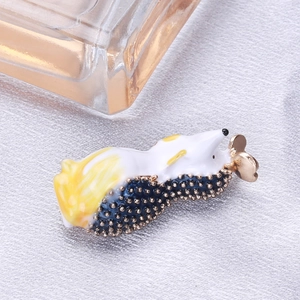 Détail macro de la broche hérisson en émail avec pointes dorées et fermoir papillon