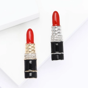 Boucles d'oreilles rouge à lèvres en émail avec cristaux sur fond blanc épuré