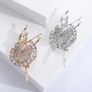 Détail de broches de danseuse classique en or et argent avec strass scintillants
