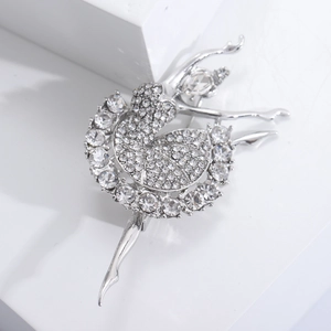 Élégante broche danseuse de ballet argentée avec strass scintillants en pose