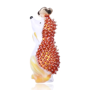 Broche hérisson mignonne en émail japonais avec perles rouges sur fond blanc