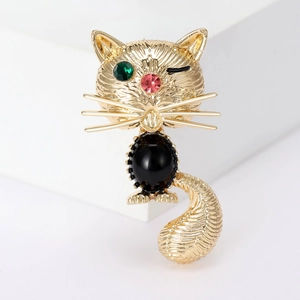 Broche chat fantaisie en alliage doré avec pierres précieuses et perles de résine noire