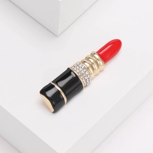 Vue détaillée de la broche rouge à lèvres créative avec émail coloré et strass incrustés