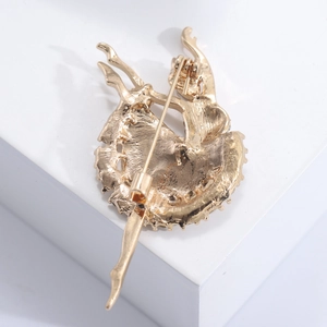 Vue détaillée du dos d'une broche danseuse dorée montrant le fermoir de sécurité