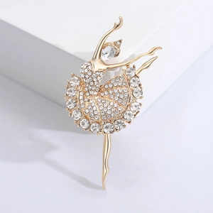 Élégante broche ballerine plaquée or avec cristaux étincelants sur un support minimaliste