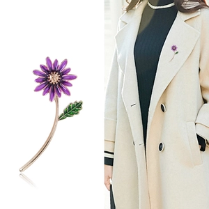 Broche marguerite violette style japonais avec pétales en émail et feuille pour femmes