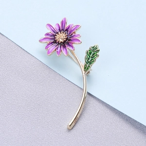 Élégante broche fleur marguerite violette avec tige dorée et feuille verte pour manteaux