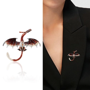 Broche dragon détaillée avec ailes et queue, vue macro et rendu porté sur un costume noir