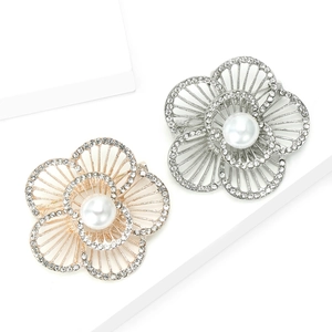 Eleganter Blumenbrosche mit Perle und Strass-Blütenblättern in Gold und Silber