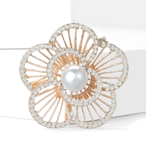 Detailansicht der hohlen Blumenbrosche mit weißen Perlen und Strass in Roségold
