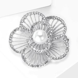 Detailansicht der eleganten silbernen Blumenbrosche mit Kristallen und großer Perle