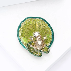Exquisite Emaille-Frosch auf Lotusblatt Brosche mit Kristall und Gold-Finish