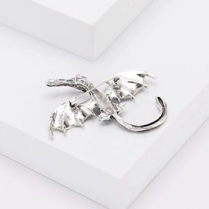 Vue arrière de la broche dragon argentée montrant le mécanisme de fermeture horizontal