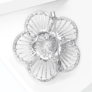 Detailansicht der Rückseite der silbernen Blumenbrosche mit langem Sicherheitsverschluss