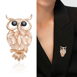 Exquise broche hibou dorée avec pierres œil-de-chat roses et yeux en pierre noire