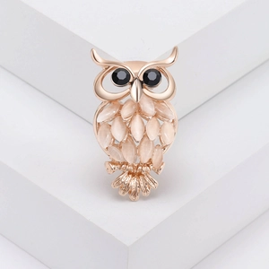 Broche hibou exquise avec pierres œil de chat roses et yeux en gemmes noires sur or