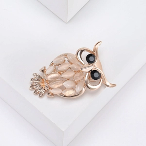Détails de la broche hibou avec base en métal doré et incrustations de pierres d'opale