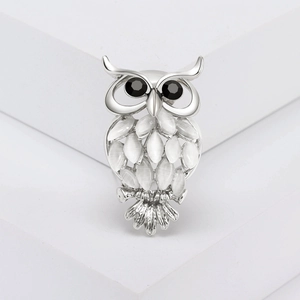 Broche hibou élégante en argent avec pierres œil-de-chat et yeux en pierres précieuses noires