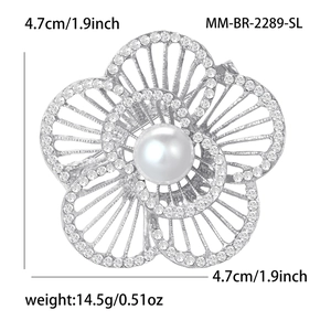 Eleganter Blumenanstecker mit weißer Perle und Strasssteinen, Größe 4,7 cm, 14,5 g