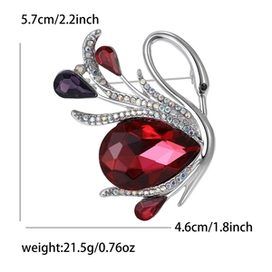 Dettaglio della spilla a cigno dimensioni 5,7cm altezza e 4,6cm larghezza con gemme rosse